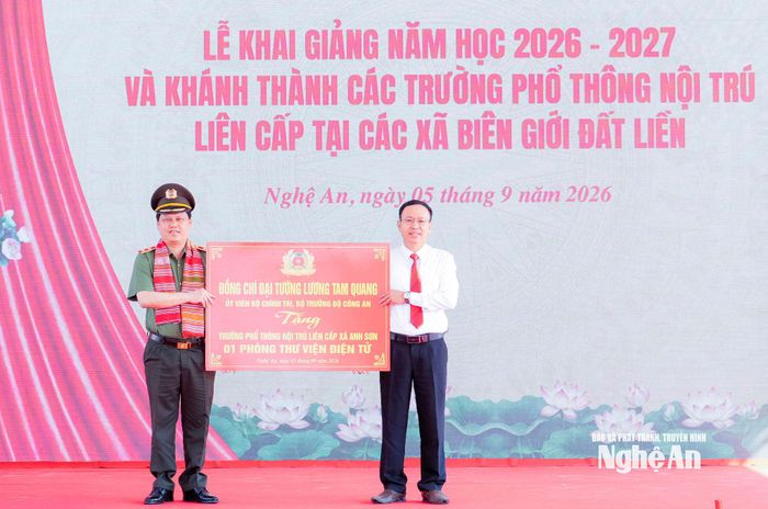 Trung tướng Bùi Quang Thanh - Chánh Thanh tra Bộ Công an trao quà của Đại tướng Lương Tam Quang - Bộ trưởng Bộ Công an, là công trình "Phòng Thư viện điện tử" tặng Trường Phổ thông nội trú Tiểu học và THCS xã Anh Sơn. Ảnh: Phạm Bằng