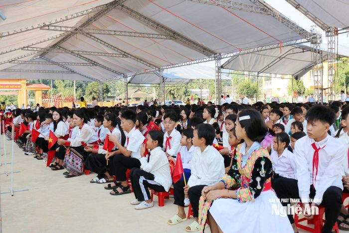Đông đảo học sinh Trường Phổ thông nội trú Tiểu học và THCS Tri Lễ dự lễ khai giảng năm học mới 2026 - 2027. Ảnh: Nguyễn Nam