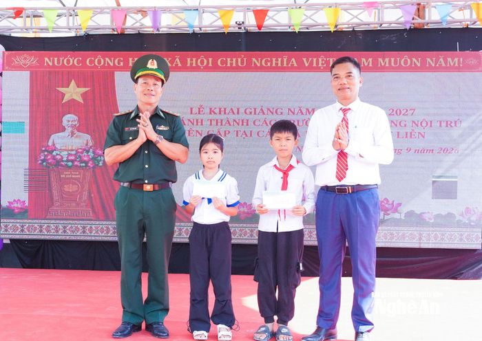 Đồn Biên Phòng Ngọc Lâm nhận đỡ đầu 2 em học sinh có hoàn cảnh đặc biệt khó khăn đến hết THPT. Ảnh Mai Hoa