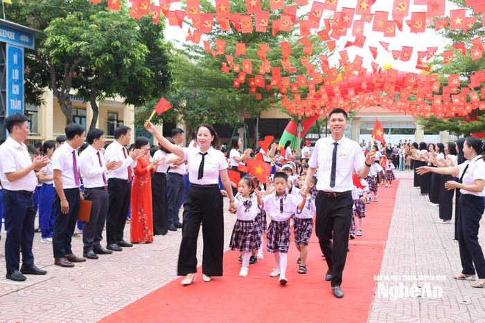Các thầy cô giáo Trường Tiểu học Quỳnh Thạch đón các em học sinh lớp 1. Ảnh: Như Thuỷ