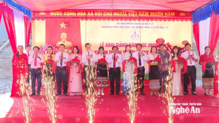 Đại biểu cắt băng khánh thành Trường Phổ thông nội trú Tiểu học và THCS Bắc Lý. Ảnh: Sỹ Đức