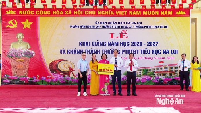Nhà tài trợ Vinalink Group trao tặng công trình bếp ăn tập thể trị giá 150 triệu đồng cho Trường phổ thông dân tộc bán trú Tiểu học Na Loi. Ảnh: Trần Lịch