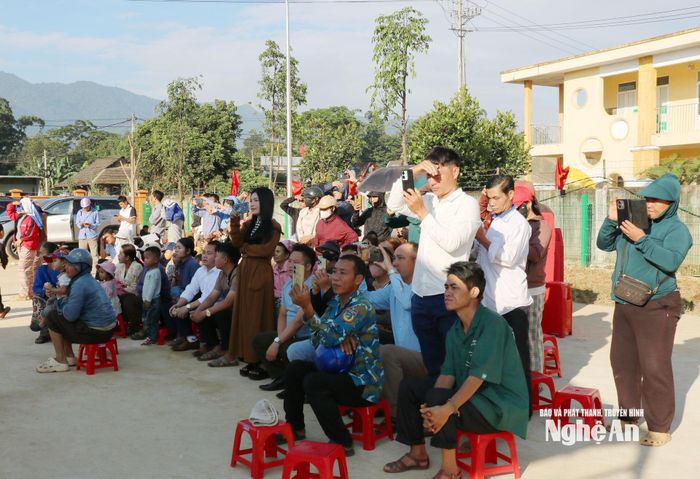 Phụ huynh khu vực biên giới Tri Lễ đội nắng cùng dự lễ khai giảng. Ảnh: Nguyễn Nam