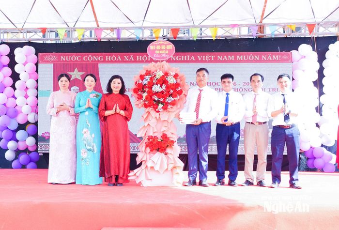 Đồng chí Nguyễn Thị Hồng Hoa - Ủy viên Ban Thường vụ Tỉnh uỷ, Chủ nhiệm Uỷ ban Kiểm tra Tỉnh uỷ cùng lãnh đạo các sở, ngành tặng hoa chúc mừng Trường Phổ thông nội trú Tiểu học và THCS Hạnh Lâm. Ảnh: Mai Hoa