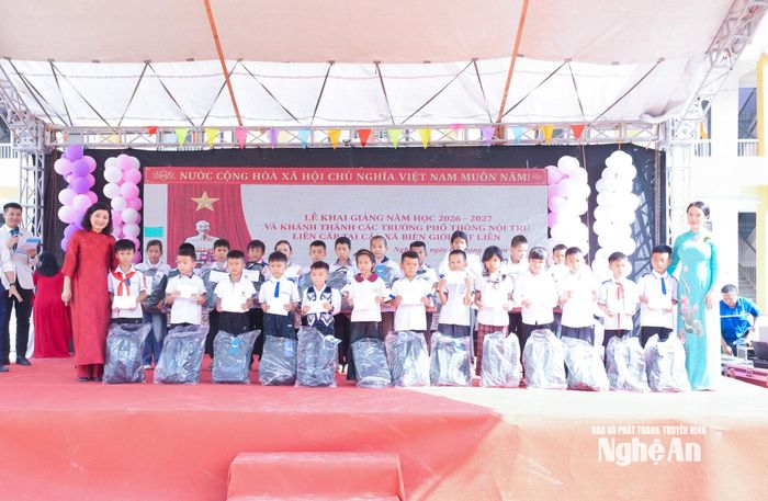 Các đại biểu tặng quà cho học sinh có hoàn cảnh khó khăn của Trường Phổ thông nội trú Tiểu học và THCS Hạnh Lâm. Ảnh: Mai Hoa