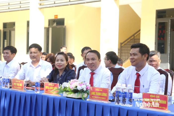 Đồng chí Dương Đình Chỉnh - Ủy viên Ban Thường vụ Tỉnh ủy, Phó Chủ tịch Thường trực HĐND tỉnh cùng các đại biểu dự lễ khai giảng năm học 2026 - 2027 và khánh thành một số hạng mục Trường phổ thông dân tộc bán trú Tiểu học Na Loi. Ảnh: Trần Lịch