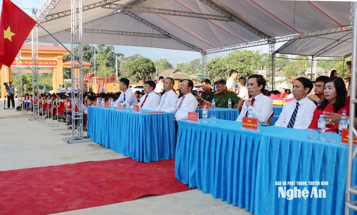 Đồng chí Bùi Thanh An - Ủy viên Ban Thường vụ Tỉnh ủy, Phó Chủ tịch Thường trực UBND tỉnh cùng các đại biểu dự lễ khai giảng và khánh thành Trường Phổ thông nội trú Tiểu học và THCS Tri Lễ. Ảnh: Nguyễn Nam