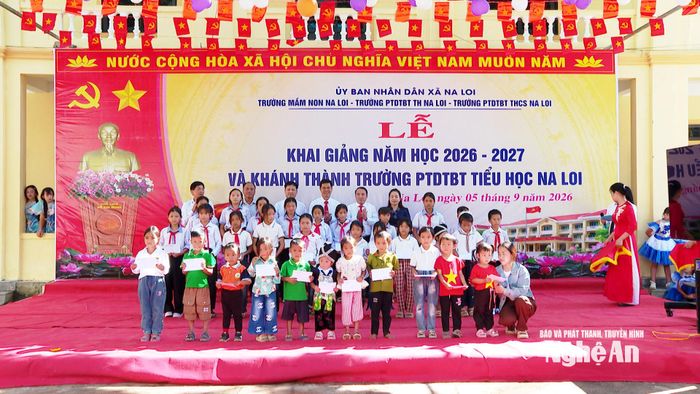 Đồng chí Dương Đình Chỉnh - Ủy viên Ban Thường vụ Tỉnh ủy, Phó Chủ tịch Thường trực HĐND tỉnh cùng các doanh nghiệp trao 30 suất học bổng cho các em có hoàn cảnh khó khăn, học sinh có thành tích xuất sắc. Ảnh: Trần Lịch