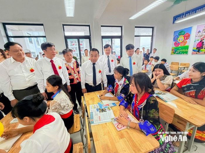 Phó Chủ tịch UBND tỉnh Nguyễn Văn Đệ thăm cơ sở vật chất và trò chuyện với các em học sinh nhà trường. Ảnh: Xuân Hướng