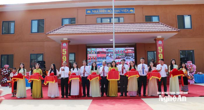 Phó Chủ tịch Thường trực UBND tỉnh cùng các đại biểu cắt băng khánh thành Trường Phổ thông nội trú Tiểu học và THCS Tri Lễ. Ảnh: Nguyễn Nam