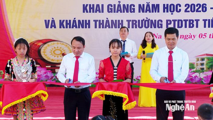 Đồng chí Dương Đình Chỉnh - Ủy viên Ban Thường vụ Tỉnh ủy, Phó Chủ tịch Thường trực HĐND tỉnh cùng các đại biểu cắt băng khánh thành một số hạng mục Trường phổ thông dân tộc bán trú Tiểu học Na Loi. Ảnh: Trần Lịch
