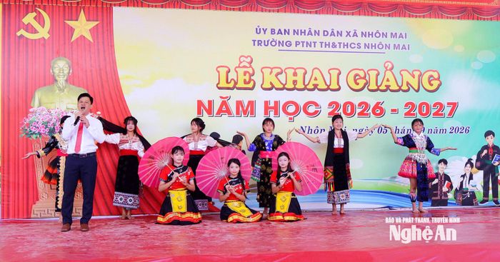 Tiết mục văn nghệ của thầy và trò Trường Phổ thông nội trú Tiểu học và THCS Nhôn Mai. Ảnh: Xuân Hướng