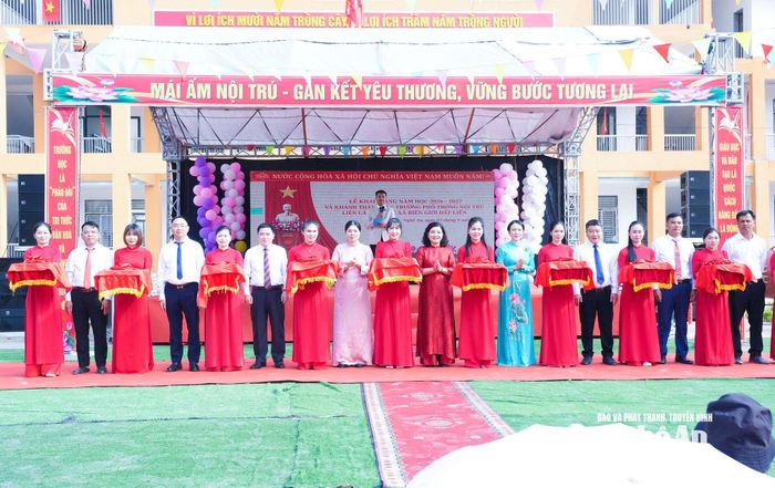 Các đồng chí lãnh đạo tỉnh và xã Hạnh Lâm cắt băng khánh thành Trường Phổ thông nội trú Tiểu học và THCS Hạnh Lâm. Ảnh: Mai Hoa