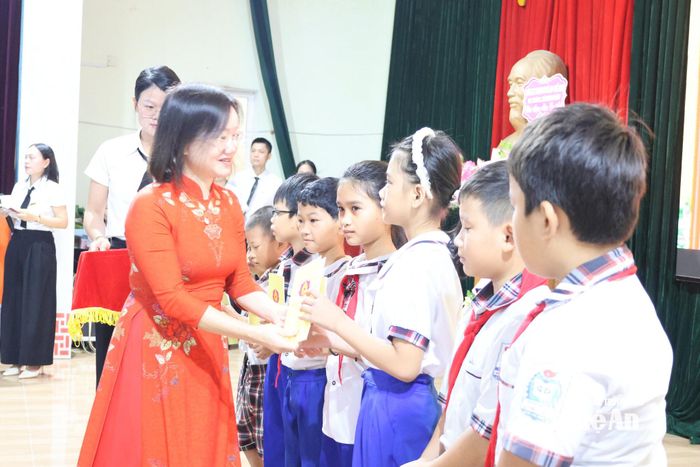 Đồng chí Thái Thị An Chung trao tặng 10 suất quà, mỗi suất trị giá 1 triệu đồng cho 10 học sinh có hoàn cảnh khó khăn. Ảnh: Như Thuỷ