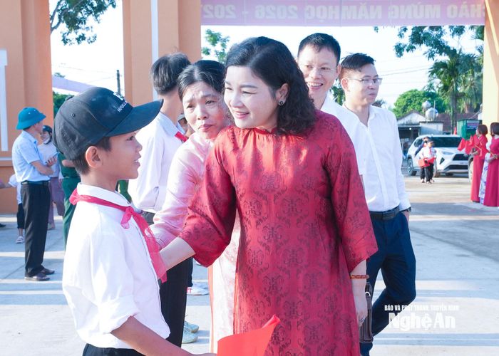Đồng chí Nguyễn Thị Hồng Hoa - Ủy viên Ban Thường vụ Tỉnh uỷ, Chủ nhiệm Ủy ban Kiểm tra Tỉnh uỷ động viên các cháu học sinh chăm học, rèn luyện tốt. Ảnh: Mai Hoa