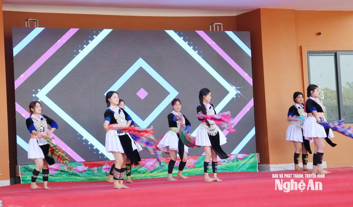 Những tiết mục văn nghệ do các em học sinh Trường Phổ thông nội trú Tiểu học và THCS Tri Lễ biểu diễn trước lễ khai giảng. Ảnh: Nguyễn Nam
