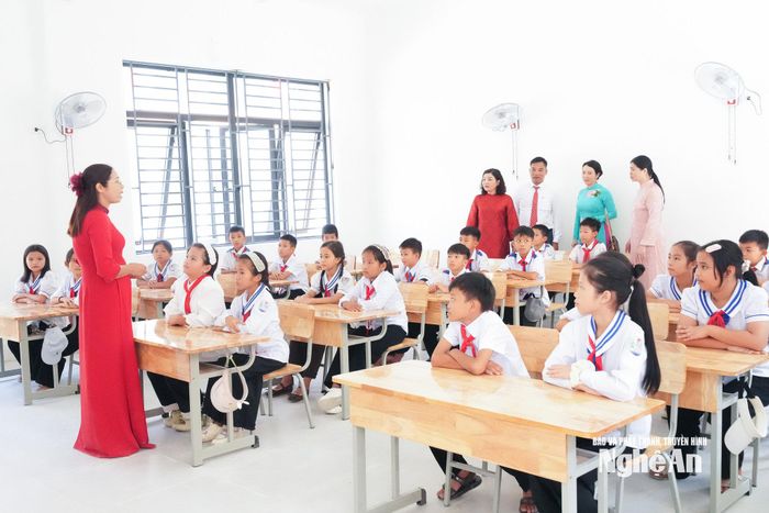 Đoàn công tác của tỉnh kiểm tra cơ sở vật chất trường, lớp mới. Ảnh: Mai Hoa