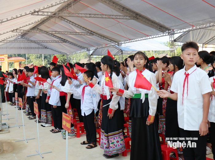 Học sinh Trường Phổ thông nội trú Tiểu học và THCS Tri Lễ vui mừng chào đón năm học mới. Ảnh: Nguyễn Nam