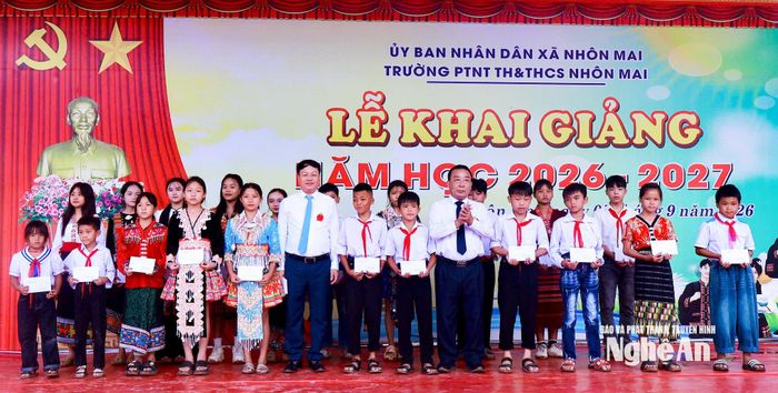Phó Chủ tịch UBND tỉnh Nguyễn Văn Đệ cùng các đại biểu trao quà đến các em học sinh Trường phổ thông nội trú Tiểu học và THCS Nhôn Mai. Ảnh: Xuân Hướng