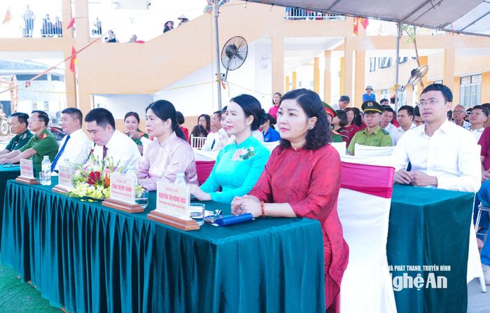 Các đồng chí lãnh đạo tỉnh tham dự Lễ khai giảng tại Trường Phổ thông nội trú Tiểu học và THCS Hạnh Lâm. Ảnh: Mai Hoa