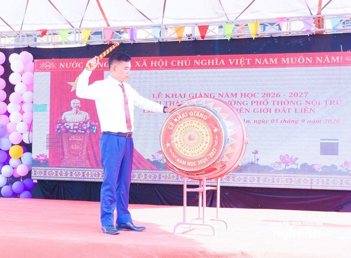 Thầy giáo Nguyễn Nhật Việt - Hiệu trưởng nhà trường đánh trống khai giảng năm học 2026 - 2027. Ảnh: Mai Hoa