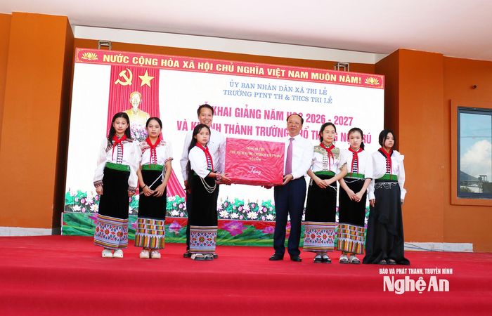 Phó Chủ tịch Thường trực UBND tỉnh trao quà của Tổng Bí thư, Chủ tịch nước Tô Lâm đến nhà trường, học sinh Trường Phổ thông nội trú Tiểu học và THCS Tri Lễ. Ảnh: Nguyễn Nam