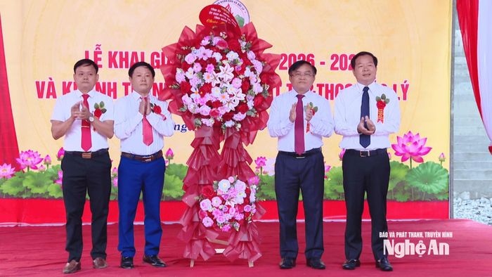 Đồng chí Ngọc Kim Nam - Ủy viên Ban Thường vụ, Trưởng Ban Tuyên giáo và Dân vận Tỉnh ủy trao quà của Tổng Bí thư, Chủ tịch nước Tô Lâm và tặng hoa của tỉnh Nghệ An đến Trường Phổ thông nội trú Tiểu học và THCS Bắc Lý. Ảnh: Sỹ Đức