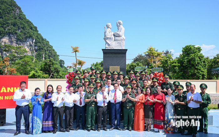 Các đại biểu chụp ảnh lưu niệm trước tượng đài. Ảnh: Thành Cường