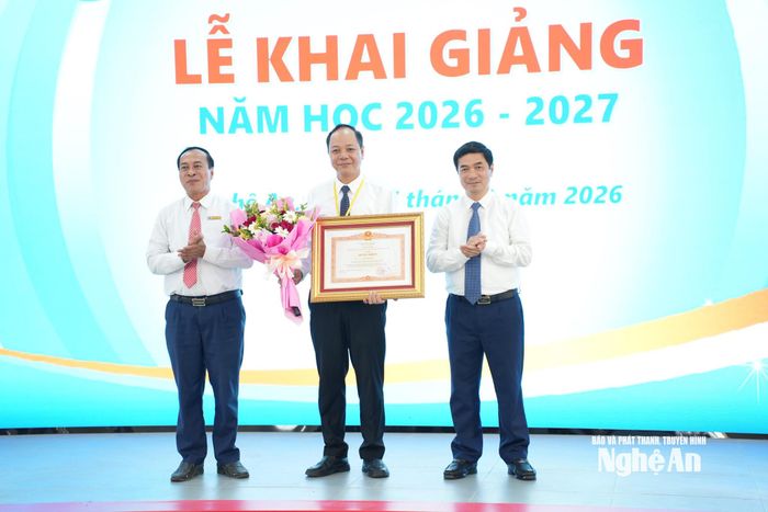 Ông Đậu Đình Dương - Phó Giám đốc Sở Nội vụ và Thạc sĩ Nguyễn Hữu Hằng - Bí thư Đảng ủy, Hiệu trưởng nhà trường trao Bằng khen của Thủ tướng Chính phủ và tặng hoa chúc mừng thầy Cao Anh Tuấn - Phó Hiệu trưởng Trường Cao đẳng Việt - Đức. Ảnh: Nguyễn Toàn