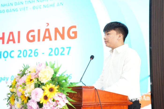 Đại diện 800 tân sinh viên Khóa 20 - Trường Cao đẳng Việt - Đức phát biểu tại Lễ khai giảng năm học mới. Ảnh: Nguyễn Toàn