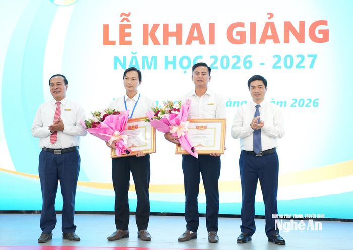 Trao thưởng danh hiệu tập thể hoàn thành xuất sắc nhiệm vụ năm học 2025 - 2026 của Ủy ban nhân dân tỉnh cho Phòng Công tác Học sinh sinh viên - Đảm bảo chất lượng và khoa Xây dựng - Tổng hợp. Ảnh: Nguyễn Toàn