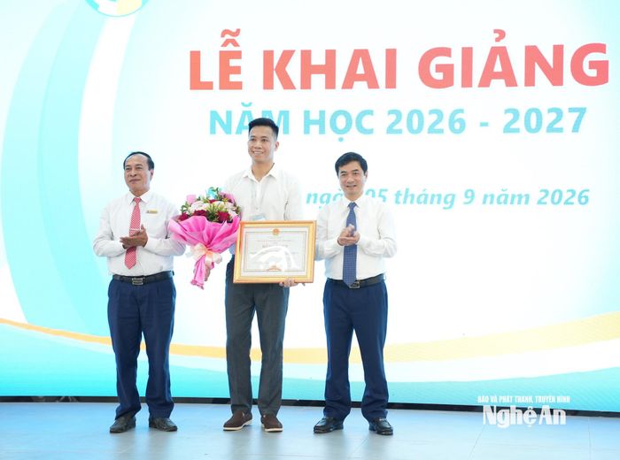 Trao Bằng khen của Chủ tịch UBND tỉnh cho thầy Vương Thành Luân - giảng viên Khoa Khoa học cơ bản. Ảnh: Nguyễn Toàn