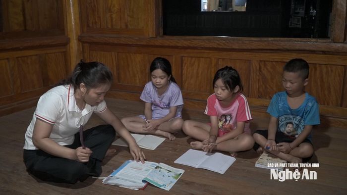 Lớp học đêm của nữ Bí thư Bùi Thị Châu. Ảnh: Thế Toản
