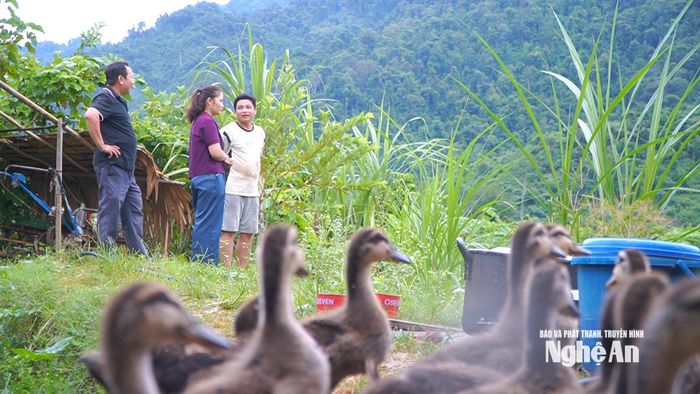 Chi bộ Na Kho thường xuyên quan tâm, động viên gia đình ông Lữ Văn Đổng. Ảnh: Thế Toản