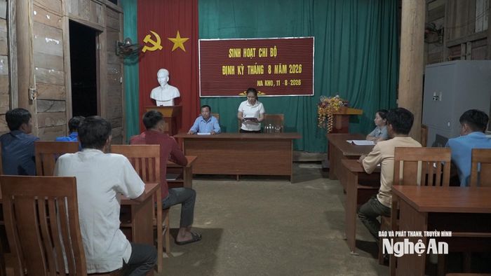 Một buổi sinh hoạt chi bộ mở rộng tại Na Kho. Ảnh: Thế Toản
