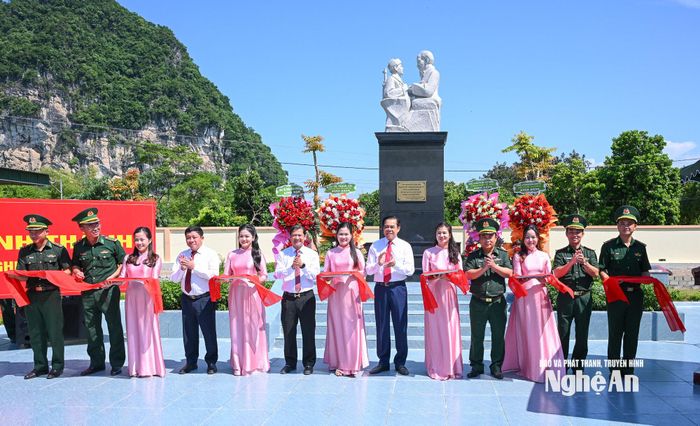 Chủ tịch UBND tỉnh Võ Trọng Hải và các đại biểu cắt băng khánh thành tượng đài. Ảnh: Thành Cường
