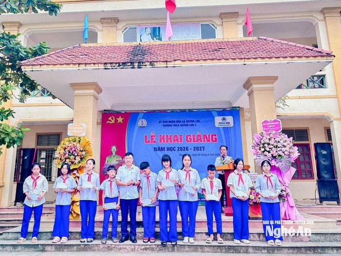 Ông Mai Văn Dũng - Phó Bí thư Đảng ủy, Chủ tịch Công đoàn Công ty trao quà tại Trường THCS Quỳnh Lưu 3. Ảnh: Đơn vị cung cấp