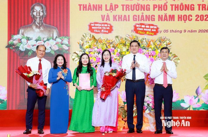 Thứ trưởng Bộ Nội vụ Nguyễn Thị Hà; Phó Bí thư Thường trực Tỉnh ủy, Chủ tịch HĐND tỉnh Hoàng Nghĩa Hiếu và Phó Chủ tịch UBND tỉnh Thái Văn Thành chúc mừng thành lập và khai giảng năm học mới Trường Phổ thông Trần Quốc Hoàn. Ảnh: Thành Duy