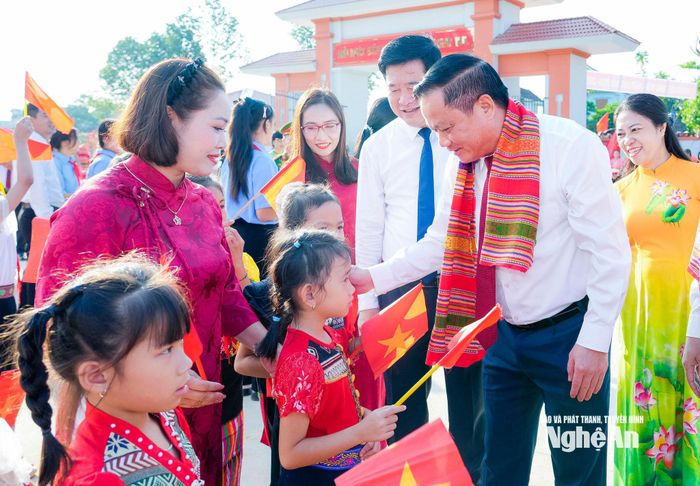 Đồng chí Nguyễn Khắc Thận - Ủy viên Trung ương Đảng, Bí thư Tỉnh uỷ, Trưởng Đoàn ĐBQH tỉnh thăm hỏi, động viên, chúc mừng các em học sinh nhân ngày khai giảng năm học mới. Ảnh: Phạm Bằng