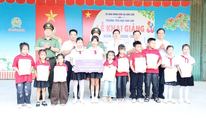 Ông Lê Anh Đức - Phó Giám đốc Công ty Thuỷ điện Bản Vẽ cùng đại diện Phòng Tổ chức Cán bộ, Công an tỉnh Nghệ An, chính quyền địa phương trao quà cho thầy cô và học sinh Trường Tiểu học Kim Lâm. Ảnh: Đ.C