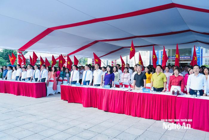 Đại biểu cùng toàn thể giáo viên, học sinh Trường THPT Chuyên - Trường Đại học Vinh làm lễ chào cờ. Ảnh: Thanh Hải