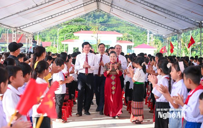 Phó Bí thư Tỉnh ủy Võ Thị Minh Sinh dự lễ khai giảng Trường Phổ thông nội trú Tiểu học và THCS Môn Sơn. Ảnh: Thành Cường