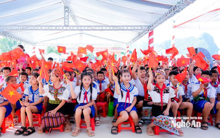Đông đảo giáo viên, học sinh và nhân dân tham dự lễ khánh thành Trường phổ thông nội trú Tiểu học và THCS xã Anh Sơn, khai giảng năm học 2026 - 2027. Ảnh: Phạm Bằng