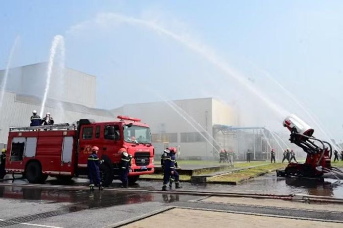 Huy động đồng bộ lực lượng, phương tiện chữa cháy chuyên dụng tại cơ sở trong khu công nghiệp. Ảnh: Internet.