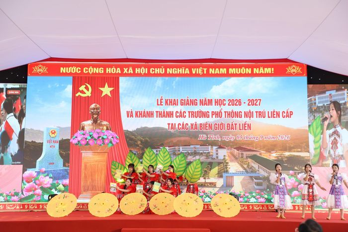 Văn nghệ chào mừng tại Trường Phổ thông nội trú TH&THCS Sơn Kim 1.