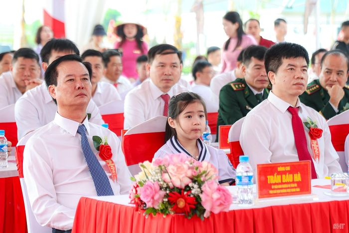 Phó Chủ tịch Thường trực UBND tỉnh Trần Báu Hà và đại biểu dự tại điểm cầu Trường Phổ thông nội trú TH&THCS Hương Khê.