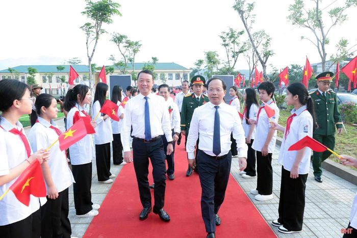 Đồng chí Nguyễn Duy Lâm - Ủy viên Trung ương Đảng, Bí thư Tỉnh ủy và đồng chí Phan Thiên Định - Phó Bí thư Tỉnh ủy, Chủ tịch UBND tỉnh Hà Tĩnh tham dự tại điểm cầu Trường Phổ thông nội trú TH&THCS Sơn Kim 1.
