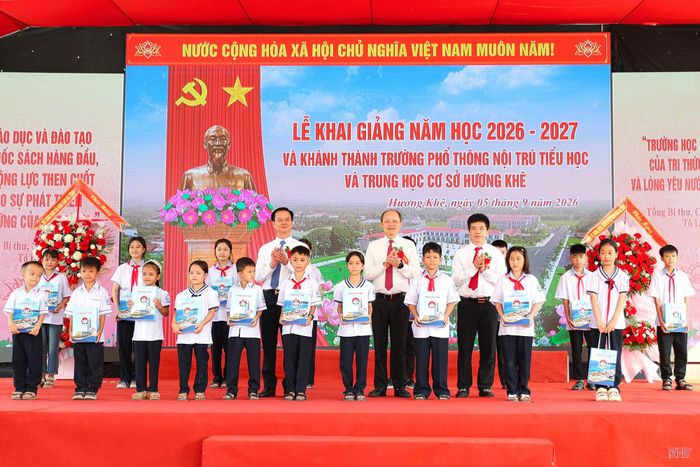 Đồng chí Nguyễn Hồng Lĩnh - Phó Bí thư Thường trực Tỉnh ủy, Chủ tịch HĐND tỉnh và đồng chí Trần Báu Hà - Ủy viên BTV Tỉnh ủy, Phó Chủ tịch Thường trực UBND tỉnh và đại diện lãnh đạo Sở GD&ĐT trao 20 phần quà...