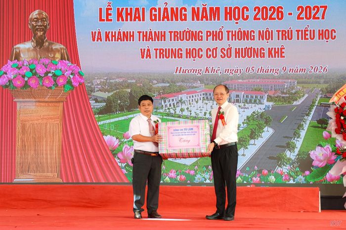 Đồng chí Nguyễn Hồng Lĩnh - Phó Bí thư Thường trực Tỉnh ủy, Chủ tịch HĐND tỉnh trao quà của Tổng Bí thư, Chủ tịch nước Tô Lâm tặng Trường Phổ thông nội trú TH&THCS Hương Khê.