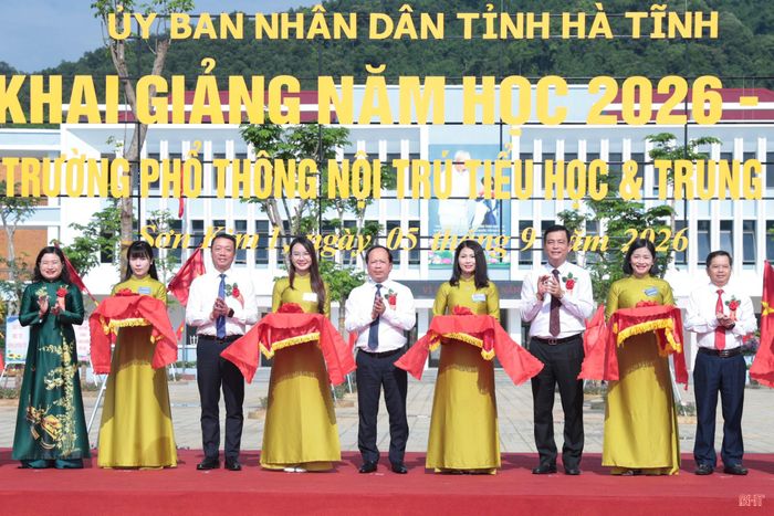 Các đồng chí: Nguyễn Duy Lâm - Ủy viên Trung ương Đảng, Bí thư Tỉnh ủy, Trưởng đoàn ĐBQH tỉnh; Phan Thiên Định – Phó Bí thư Tỉnh ủy, Chủ tịch UBND tỉnh và đại biểu thực hiện nghi thức cắt băng khánh thành, bàn giao và đưa vào sử dụng Trường Phổ thông nội trú TH&THCS Sơn Kim 1.